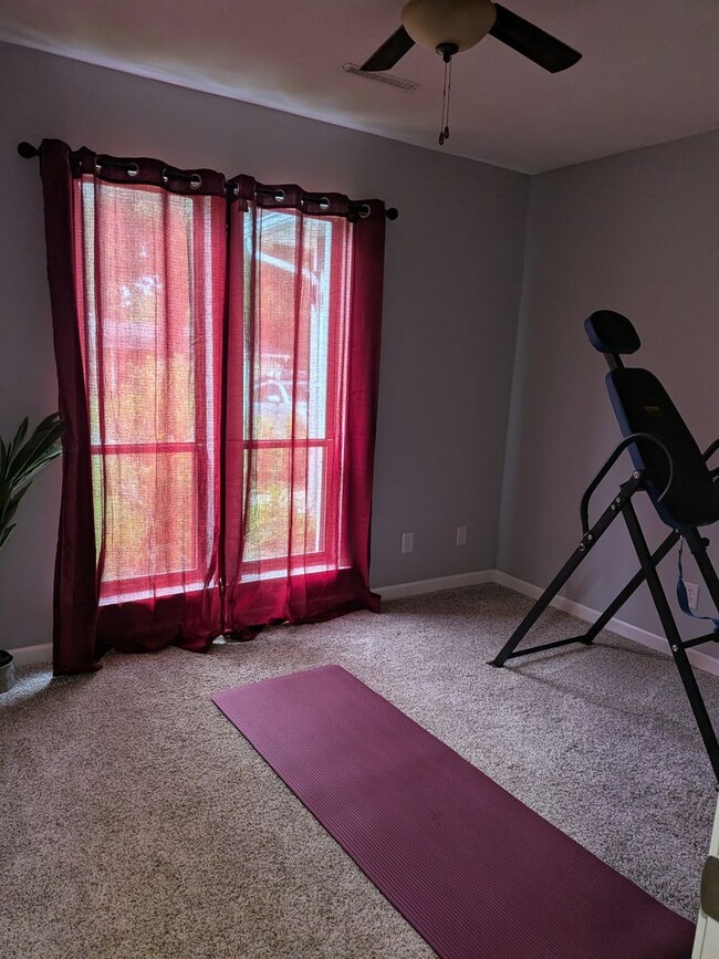 Building Photo - Fully furnished. All utilities included 3 Bed 1.5 Bath House