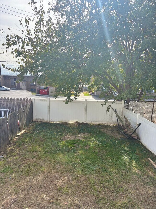 Building Photo - Charming 3-Bedroom Twin Home for Rent in L...
