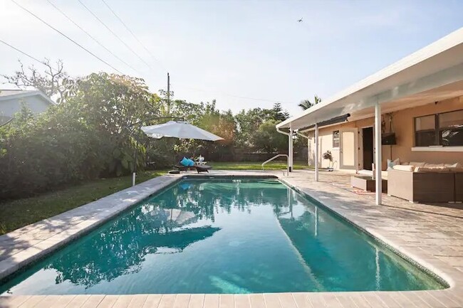 Building Photo - Gorgeous Beachside Pool Home!!