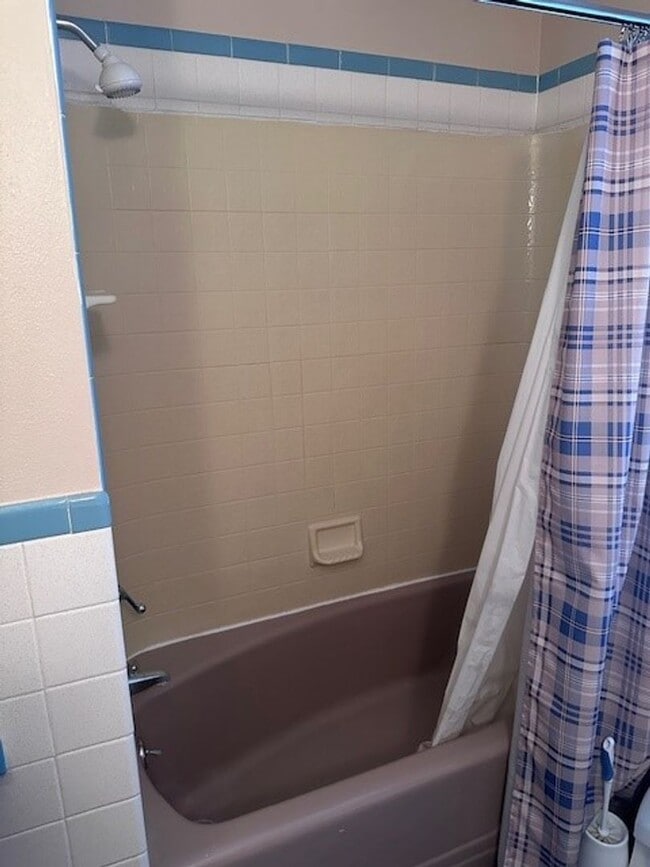 Building Photo - Spacious 2nd floor 3 Bedroom Apartment