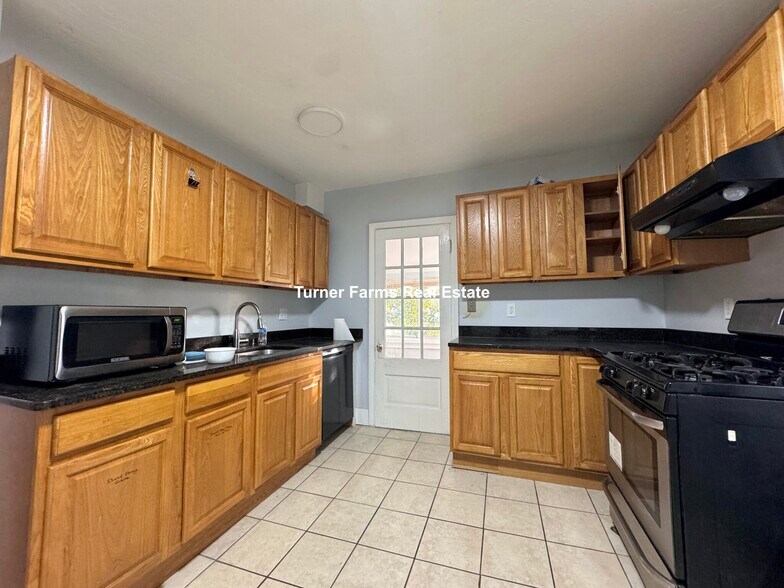 Building Photo - 40 Plymouth St