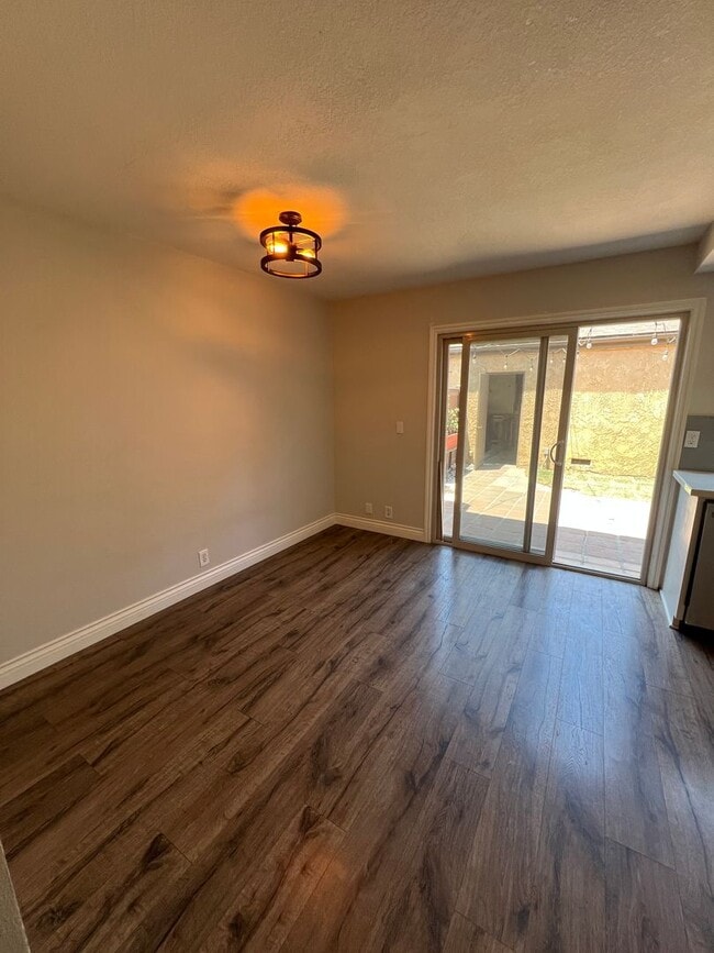 Building Photo - Updated Townhome in Ventura