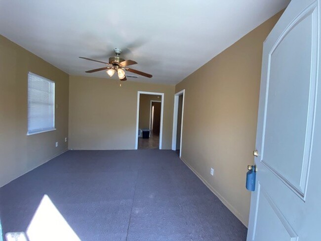 Building Photo - Cozy 3-bedroom, 1.5 bath for lease in west...