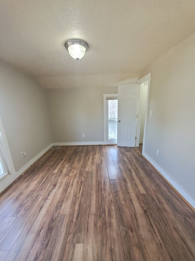 Building Photo - 3 Bedroom 1 Bath House in Rock Island