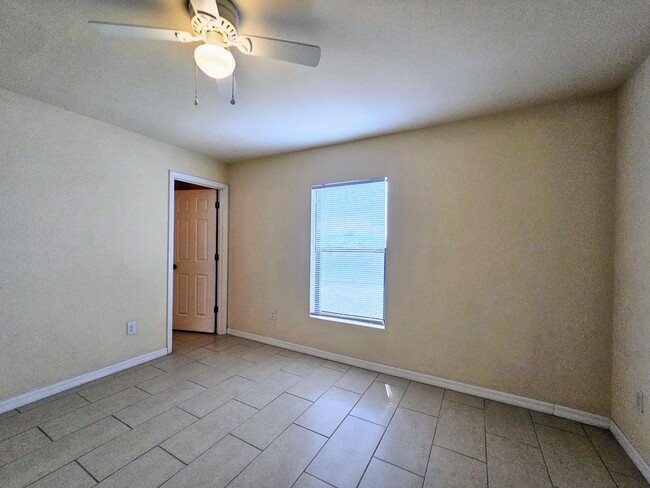 Building Photo - Stunning 3 Bed / 2 Bath Duplex w/ Garage –...