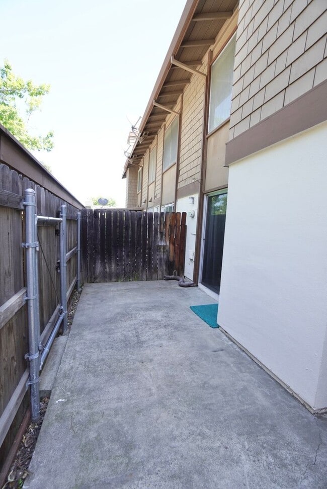 Building Photo - Charming 2-bedroom, 1.5-bathroom condo in ...