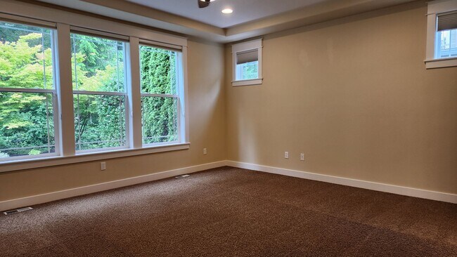 Building Photo - Beautiful Campus Glen 4-Bedroom!