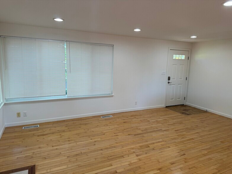 Building Photo - 2829 Larch Way