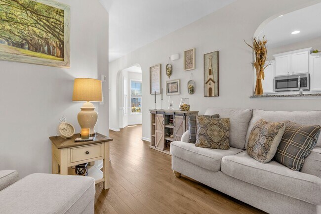 Building Photo - 4 bedroom 2.5 bathroom home close to beaches, shopping, and Marine Corps Bases.