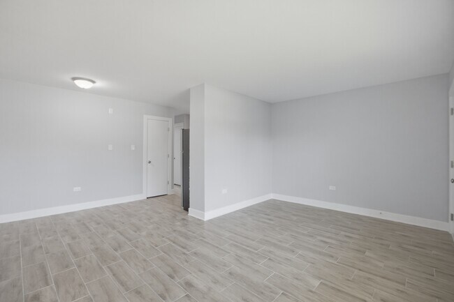 Building Photo - 2537 E 83rd St