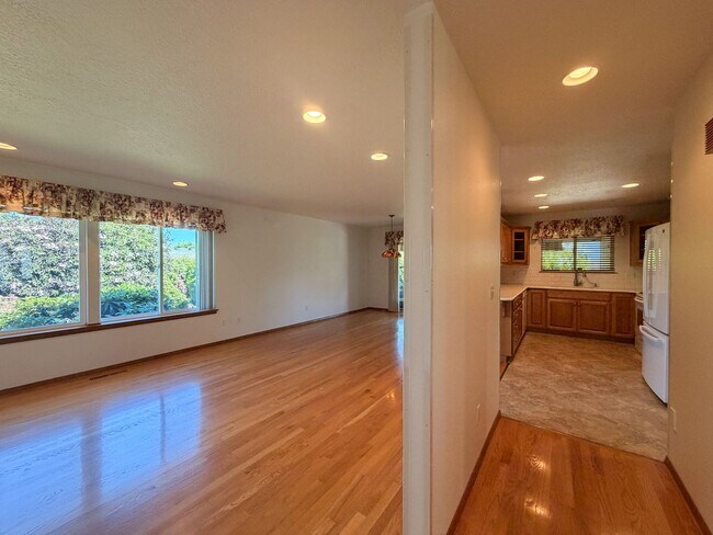 Building Photo - 364 SE Davis Ct