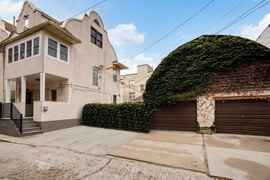 Building Photo - 2909 Knox Ave S