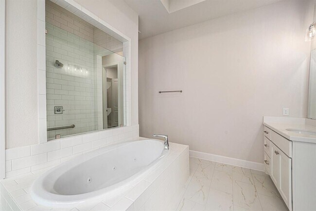 Building Photo - 3515 Lauriston Dr