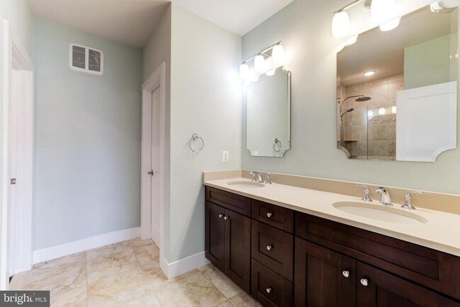 Building Photo - 44752 Tiverton Sq