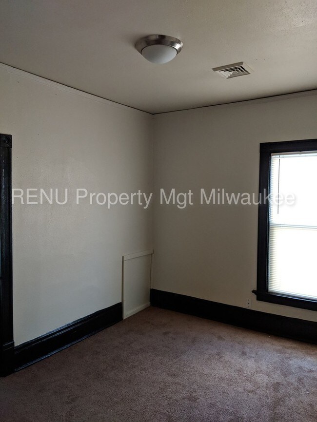 Building Photo - Beautiful Upper Duplex