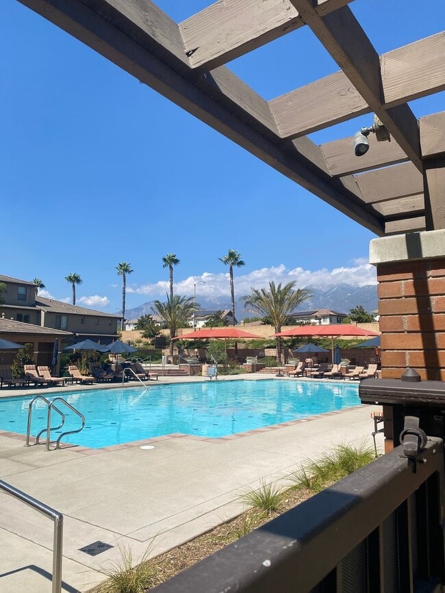Building Photo - Victoria Gardens Three Bedroom Condo