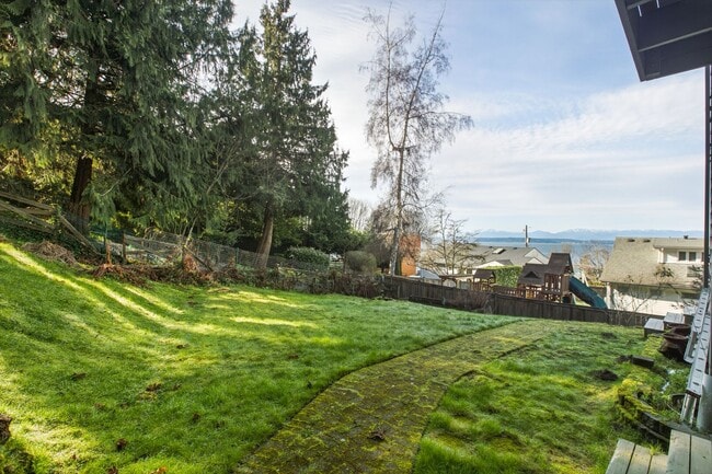 Building Photo - Stunning Sound & Olympic Mountain View Home in North Admiral