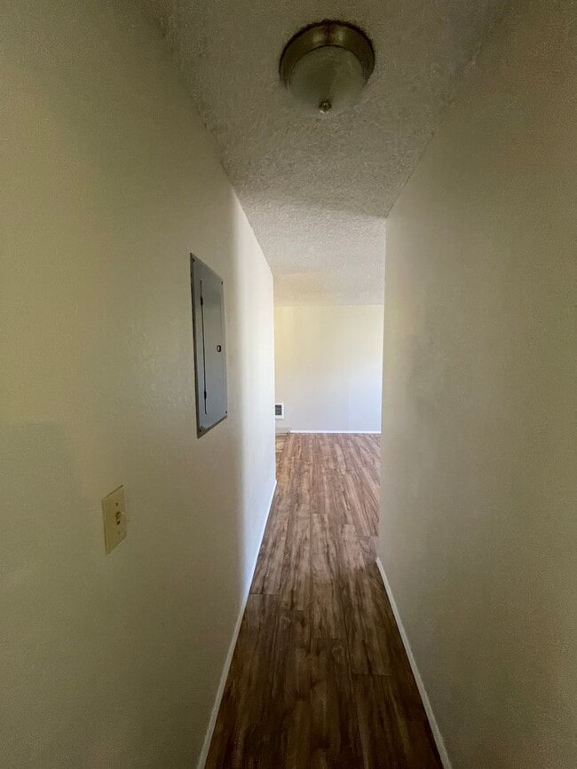Building Photo - Hard to find 2 bdrm, 1.5 bath unit with wa...
