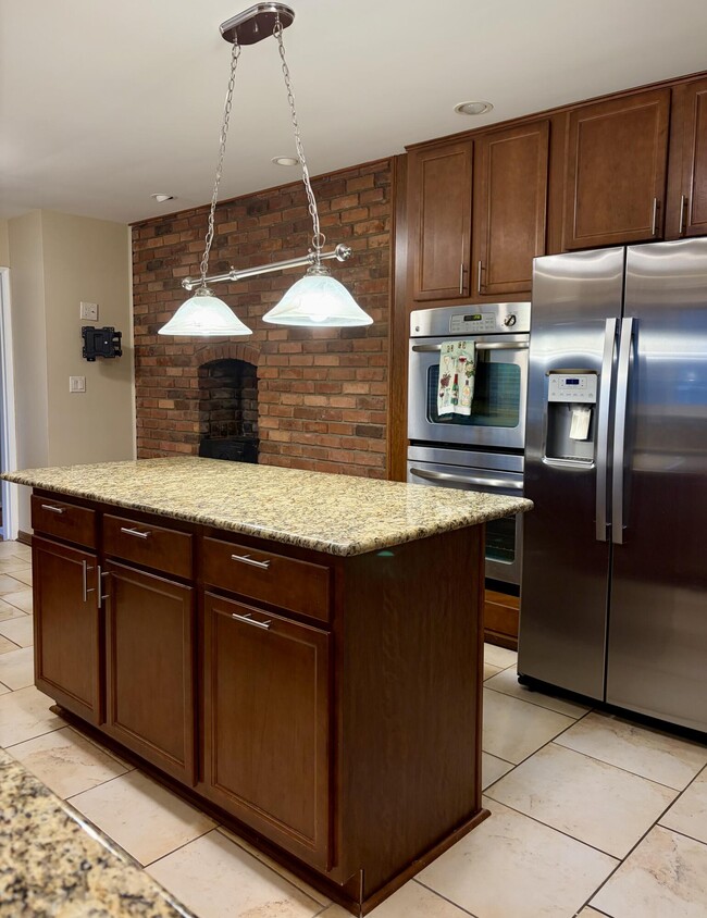 Building Photo - 6493 Thorncrest Dr