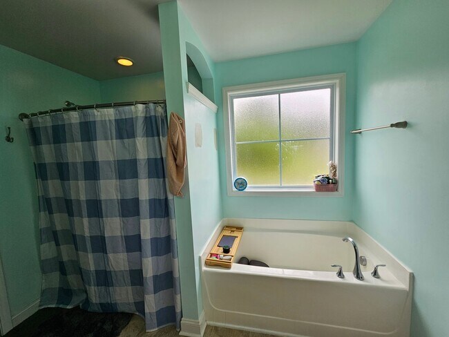 Building Photo - Gorgeous and Spacious 4 Bedroom Home!