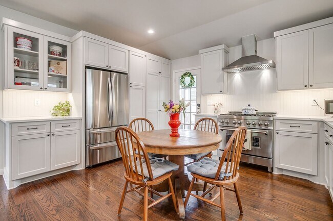 Building Photo - Pristine 2 Bed, 1 Bath Home for Rent in the Cultural District- 76107