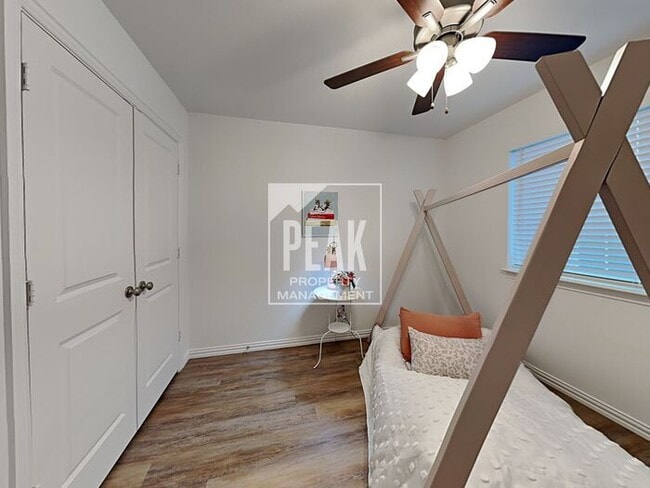 Building Photo - Beautiful Townhome: 3 Bed/2.5 Bath located...