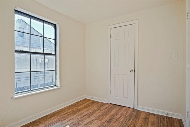 Building Photo - 2812 S Broadway Ave