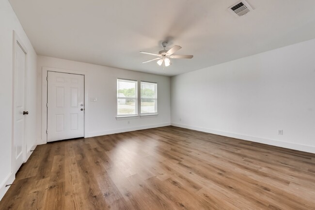 Building Photo - "Spacious 3-Bedroom Duplex with 2 Full Bat...