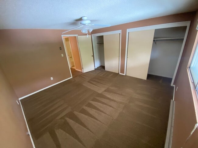 Building Photo - Two Bedroom Town Home on Florida Rd.