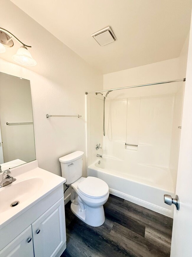 Building Photo - N604