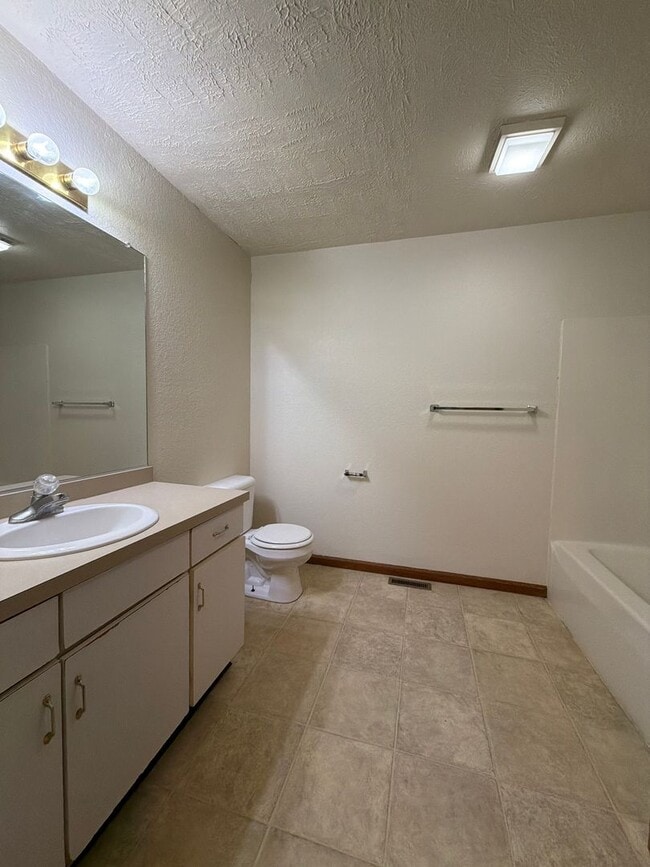 Building Photo - 211 Stonewall Ct