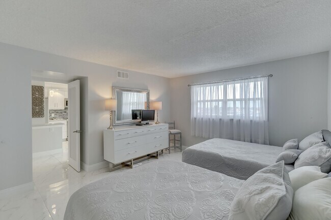 Building Photo - 3114 S Ocean Blvd