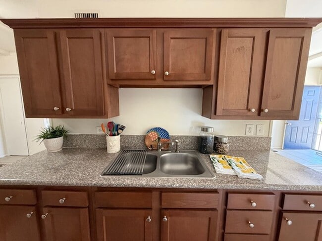 Building Photo - Freshly Updated 2 Bed / 1 Bath Apartment in Glendale!