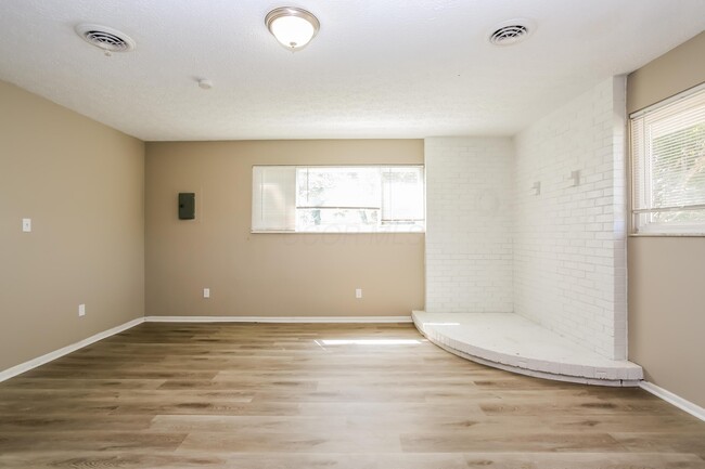 Building Photo - 1305 Coburg Rd