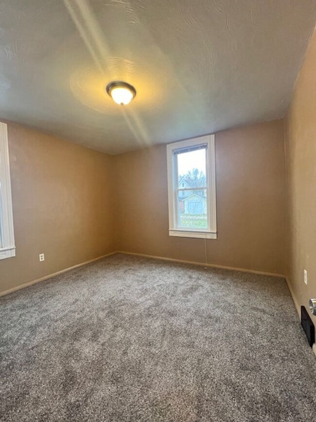 Building Photo - 11 8th St SW