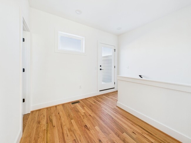 Building Photo - 907 Bainbridge St