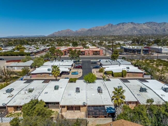 Building Photo - Fort Lowell Town Home