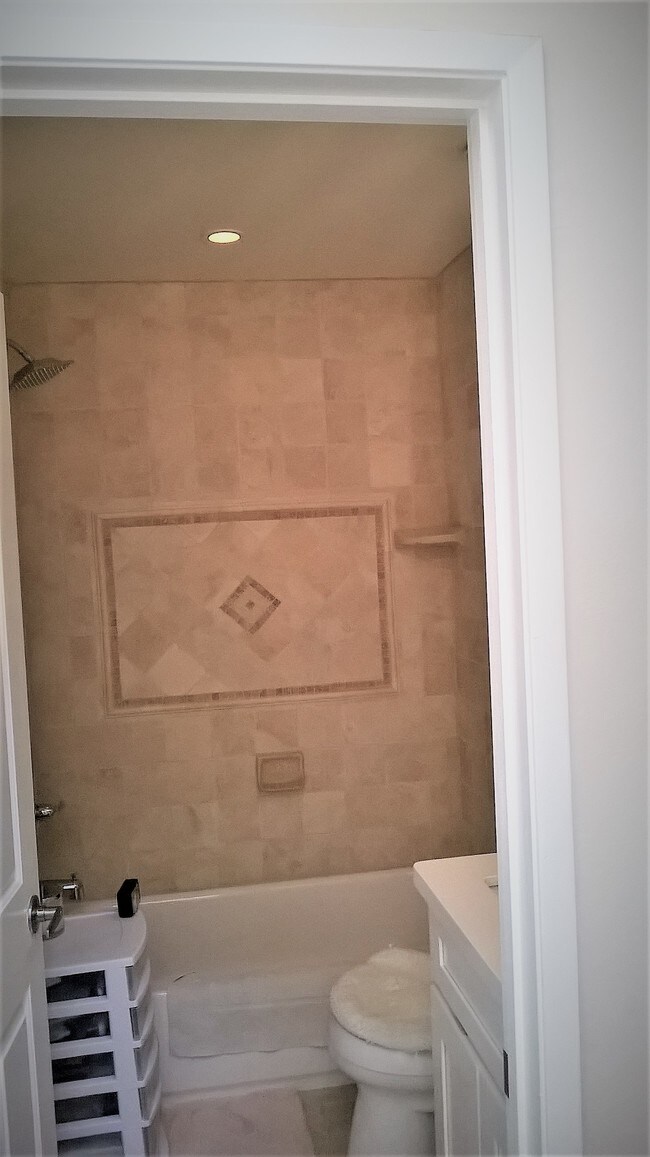 Bathroom - 1040 N Gardner St