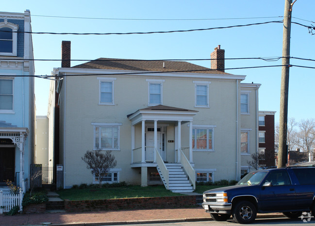 Building Photo - Pine Court II