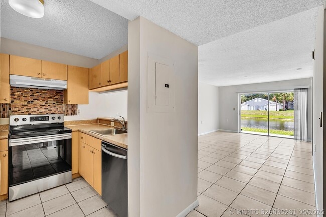 Building Photo - 1020 Lake Victoria Dr