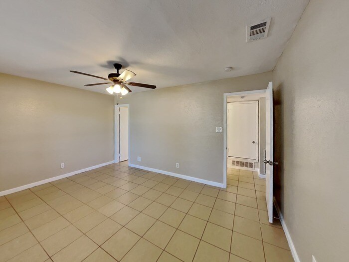 Building Photo - 1386 Southridge Dr