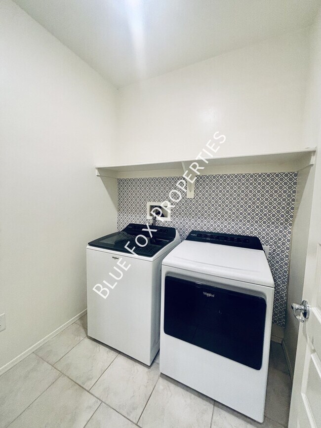 Building Photo - 10232 N Crooked Peak Trail