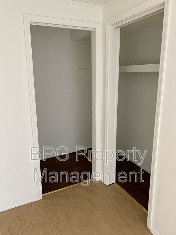 Building Photo - 123 Circle Dr