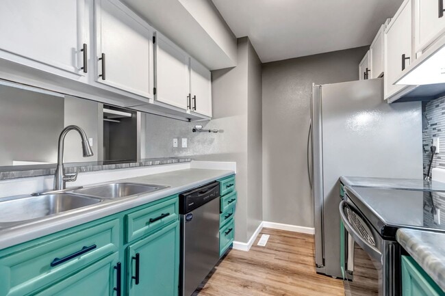 Building Photo - Skyway Condo, 2 Bed, 1.5 Bath, Secure Building