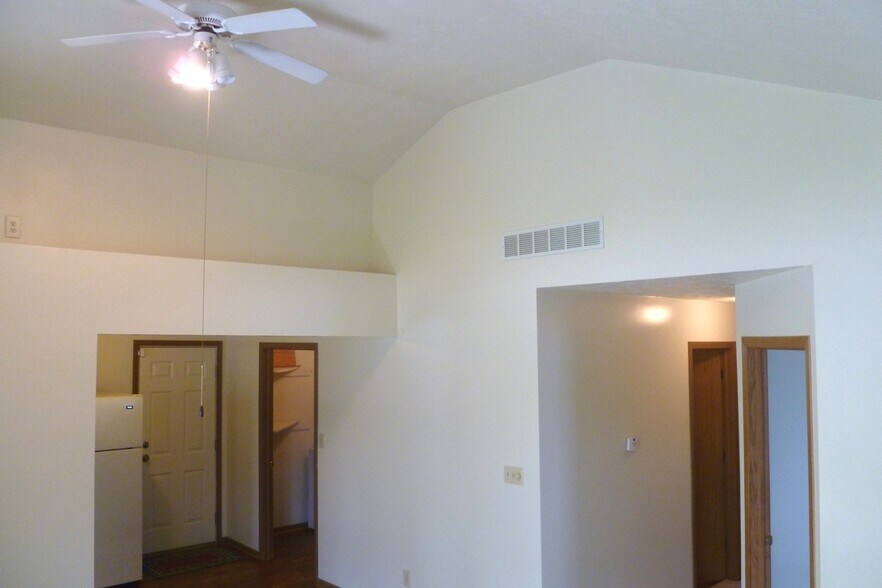 Vaulted ceiling - 2418 Dell Zell Dr