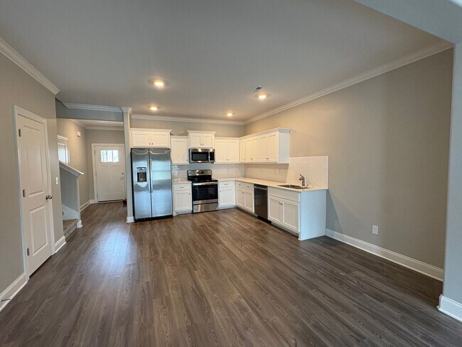 Building Photo - LUXURY TOWNHOME  IN THE CENTER OF MANCHESTER!