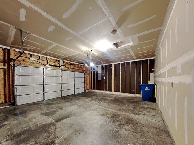 Building Photo - 3 bed 2 bath in Avon with privacy fence an...