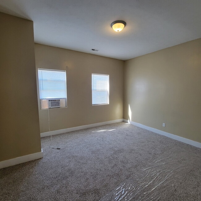 Building Photo - Must See! / 3 Bedrooms 2 Full Baths