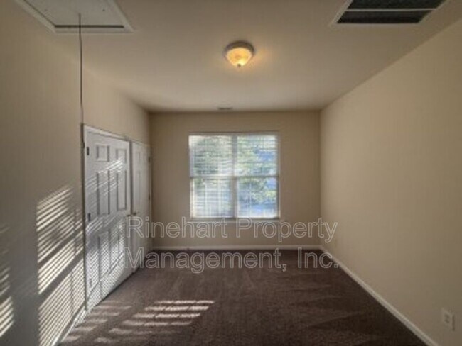 Building Photo - 2413 Woodridge Dr