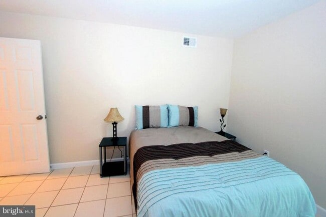 Building Photo - 5818 Royal Ridge Dr